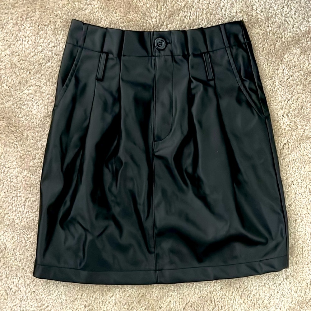 Kendall & Kylie size small, mini faux-leather skirt in black, pencil mini